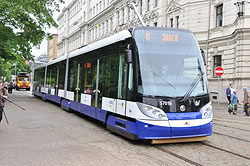 Darbu sācis pirmais zemās grīdas tramvajs Rīgā